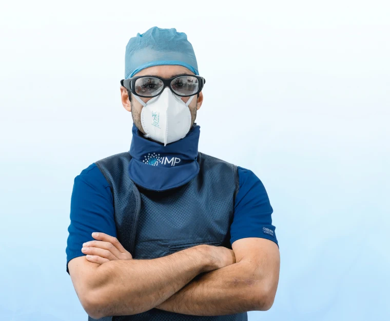 Integrante del equipo IMP con elementos de protección médica